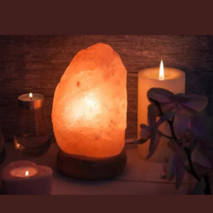 Lampe en cristal de sel d’Himalaya, purifie l’air des particules de saleté et de la pollution électromagnétique par ionisation, effets relaxant et apaisant, crée une ambiance propice à la méditation, équilibre les énergies, favorise un bon sommeil